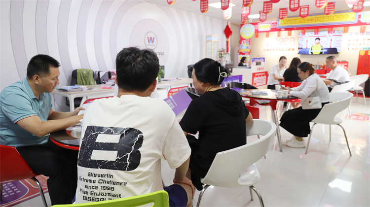 西安中考出分！西安萬通報名現(xiàn)場持續(xù)升溫……