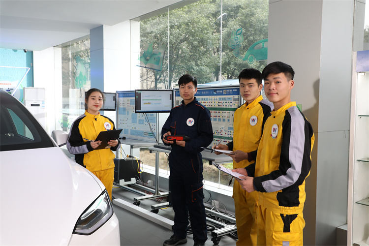 【油車維修工不會修新能源車？】短期的汽車新能源技術(shù)更適合成年人選擇！