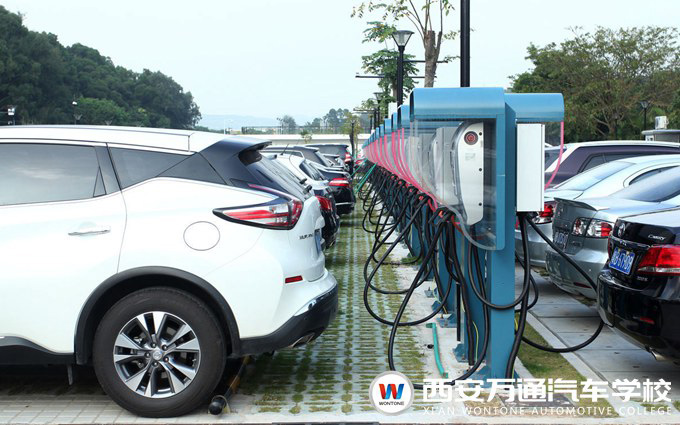 西安萬通汽車學(xué)校學(xué)習(xí)汽車新能源技術(shù)