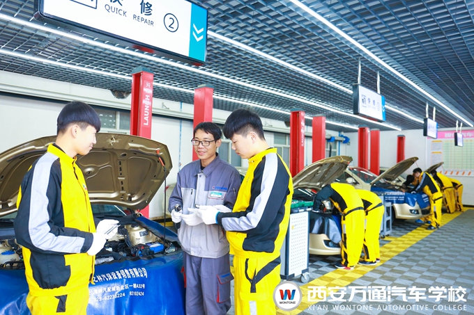西安萬(wàn)通汽車(chē)學(xué)校汽車(chē)維修實(shí)訓(xùn)課堂