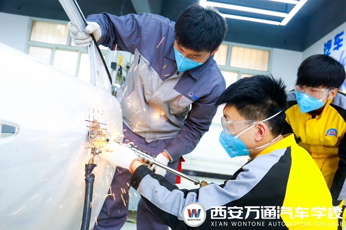 西安萬(wàn)通汽車(chē)學(xué)校汽車(chē)鈑金實(shí)訓(xùn)課堂