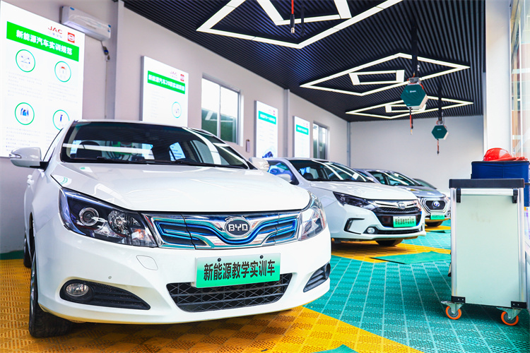 歐盟將于2035年正式禁售燃油車(chē)！ 新能源汽車(chē)行業(yè)發(fā)展前景大好！