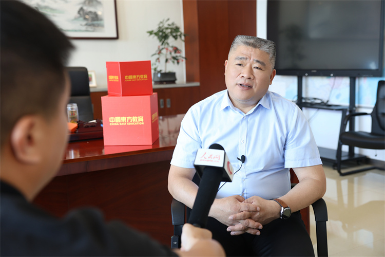 成就學(xué)子，賦能產(chǎn)業(yè)丨人民網(wǎng)再進(jìn)萬通汽車教育，探訪新能源專業(yè)奧秘